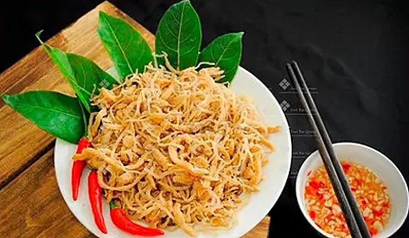 Nem bùi Hải Tuyết bày ra đĩa, kèm lá và đũa